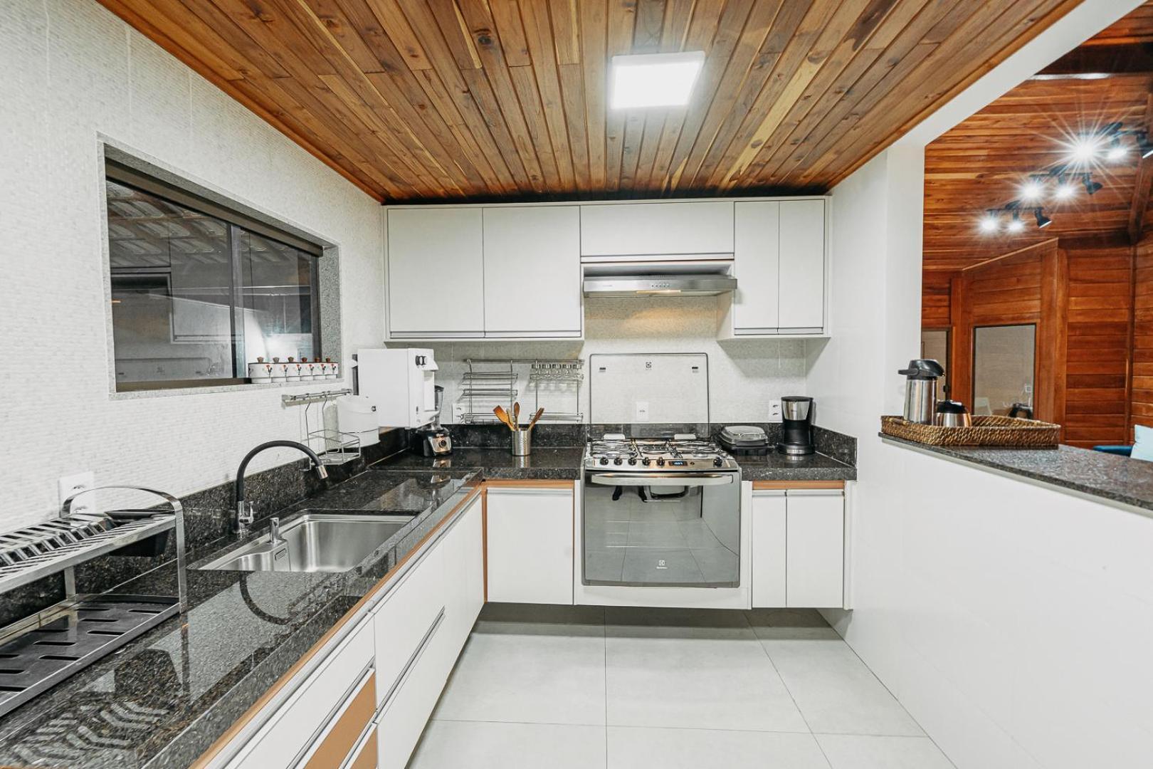 Casadecastelhanos, Quadra Do Mar De Castelhanos, 4 Suites Com Ar, Churrasqueira, Piscina, Hidromassagem, Cozinha Integrada Gourmet Ideal Para Familia E Amigos อันเชียตา ภายนอก รูปภาพ